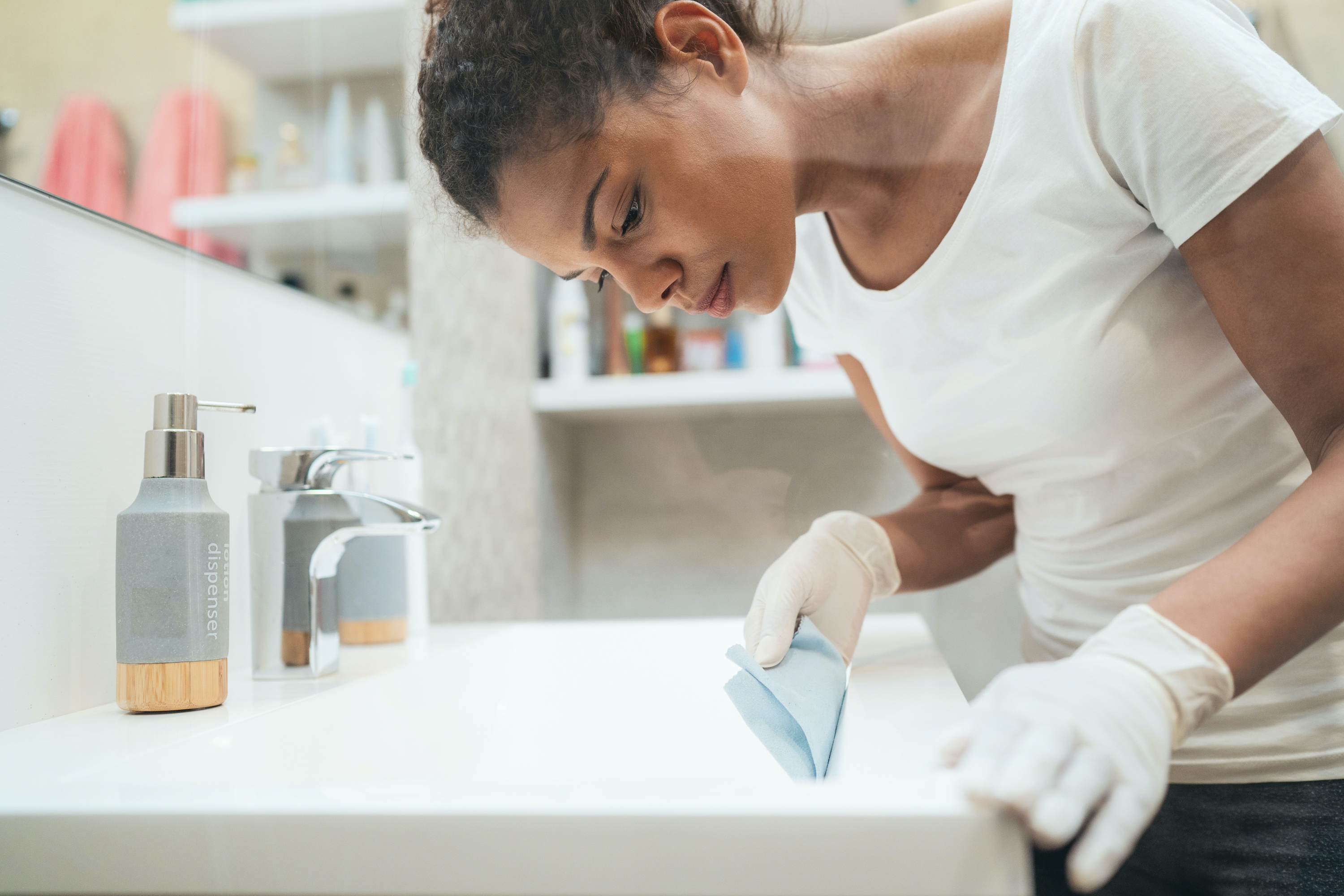 How to clean a sink