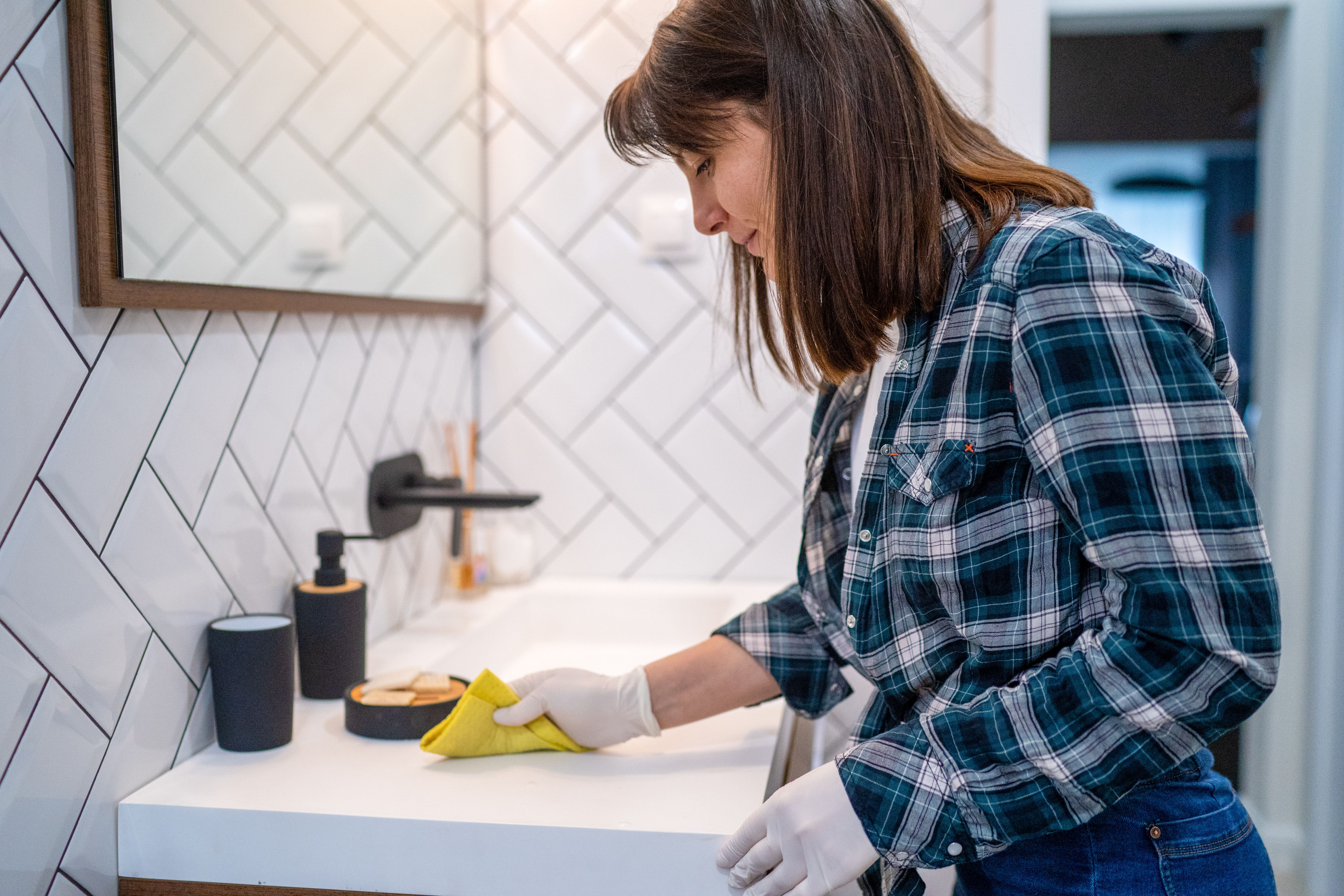 How to clean a bathroom