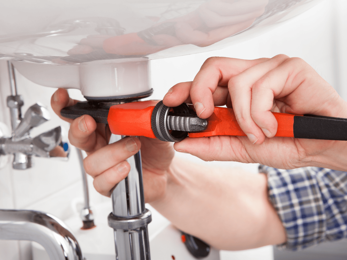 How much does it cost to repair a leaking pipe? [October 2025]